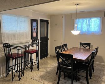 2-Bdrm 'Bunker House' in Valentine - Valentine - Eetruimte