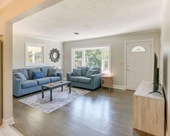 Family-Friendly Blacksburg Retreat with Playground! - Blacksburg - Living room