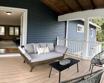 Entire duplex close to downtown Beulah & Crystal Lake | Year-round fun! - Beulah - Patio