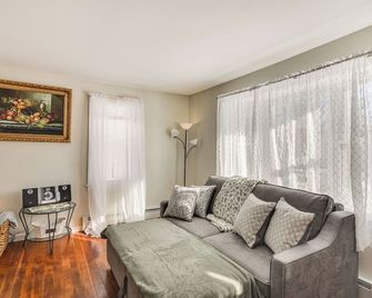 9 Mi to Beach: Home w/ Private Yard in Westport - Westport - Living room