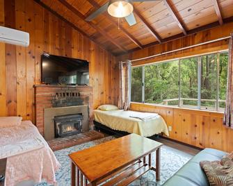 Madlin - Cabin Masoods Lodge - Boulder Creek - Bedroom