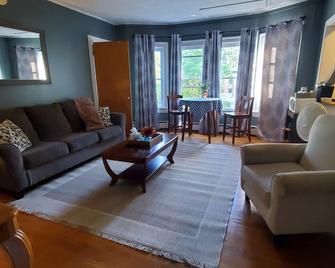 Large Upper 1 bedroom apartment, pet friendly - Auburn