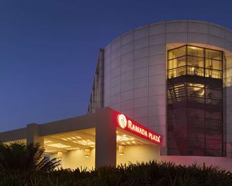 Ramada Plaza By Wyndham Jhv Varanasi - Vārānasi - Building