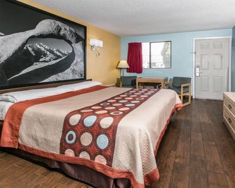 Super 8 by Wyndham Bishop - Bishop - Bedroom