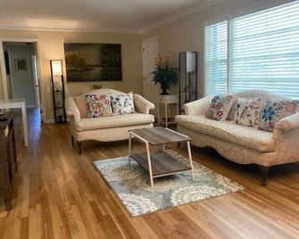 Entire Beautiful Home 3 Bedroom & 2 Bath - Valdosta - Living room