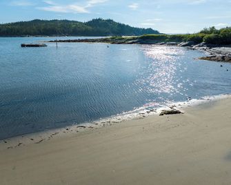 Sandy's Beachfront Cabin B Visit Eastern Most Point In Us 1 Mile By State Park - Lubec - Beach