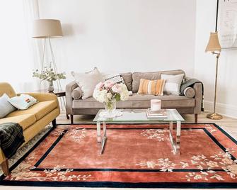 Designer Home 2 Bedroom - 20min To Nyc Wtc - Private Backyard - Harrison - Living room