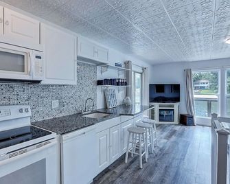 Family Lake House Retreat by Avantstay Sleeps 28 - Mooresville - Kitchen