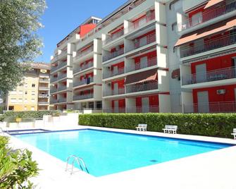 Flat with swimming pool in the city center - Caorle - Pool