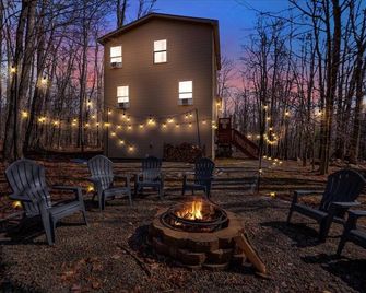 Chalet Lake, Movie Theater, Hot Tub, Arcade - Gouldsboro - Patio