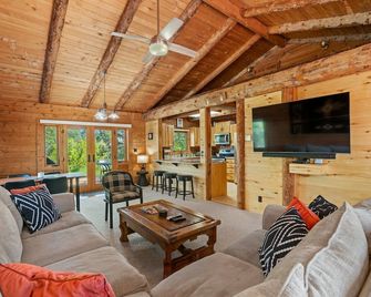 Modern Log Cabin, Great Deck, 10 min from Durango! - Durango - Living room