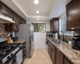 Children's Play Area Vacation House & 2 car Garage - Long Beach - Kitchen