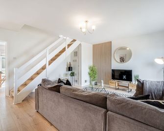 Stunning and Spacious Home by Our Home Short Stays with Free Parking and Ideal for families and contractors - Northampton - Living room