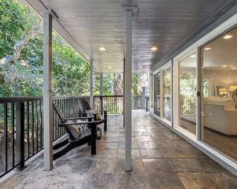 Luxury 4br4ba Basketball Court, Hot Tub Spa, Foosball, Pool Table, Tesla Charger - San Mateo - Balkon