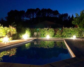 Cotignac - Wonderful Provencal Villa with pool and mature gardens, Sleeps 6 - Cotignac - Piscina