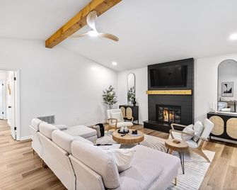 Exclusive Retreat in Greenville Close to Woodruff Rd, Pelham Rd, and Downtown - Greenville - Living room