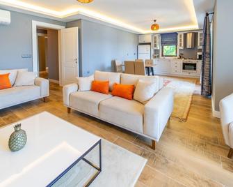 Iskelem Hotel - Ula - Living room