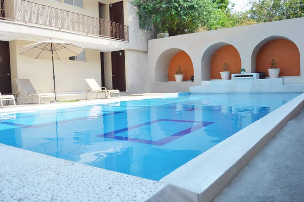 هوتل ثيراهوين - لازارو كارديناس - حوض السباحة