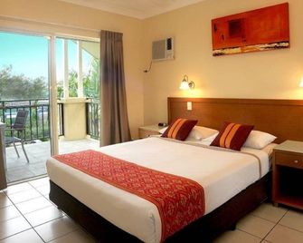 Bay Village Tropical Retreat & Apartments - קיירנס - חדר שינה
