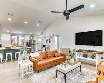 1 Mi to Davis Wade Stadium Walkable Paradise! - Starkville - Wohnzimmer