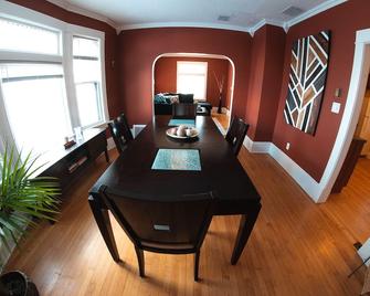 Urban Oasis: Steps away from the lightrail - Saint Paul - Dining room