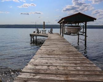 East Seneca Lake Cottage Nestled Amongst the Trees, Near Watkins Glen - Burdett - Playa