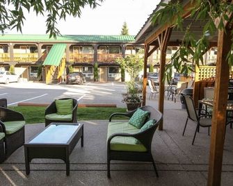 Crystal Springs Lodge - Radium Hot Springs - Innenhof