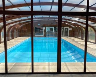 Traditional Log Cabin on quiet Residential Commune overlooking Lake Dathee - Vire Normandie - Pool