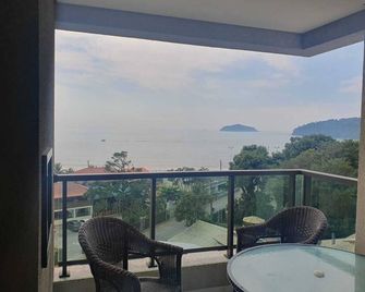 Apartment in a club condominium, facing the sea, with barbecue on the balcony. - Penha - Balcony