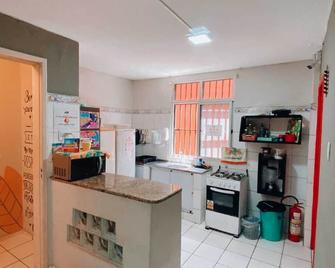 Aloha Hostel Pinhões - Fortaleza - Kitchen