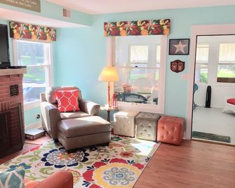 Lakeside Cottage in Assembly Park Great for Families and Large Groups. - Delavan - Living room