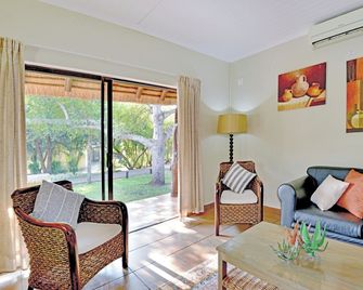 Komati River Chalets - Komatipoort - Wohnzimmer
