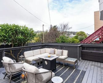 Elegant Glen Park Studio with Private Deck and Designer Finishes - San Francisco - Balcony