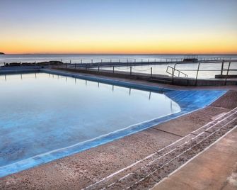 Cosy 1-Bedroom Unit in Dee Why – Minutes from Beaches, Cafes, and Restaurants! - Dee Why - Piscina