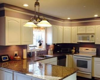 Beaches minutes away, Spacious colonial with large yard - Westport - Kitchen