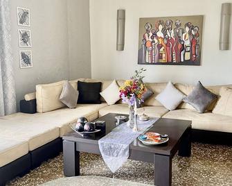 A penthouse overlooking the Mediterranean - Antelias - Living room