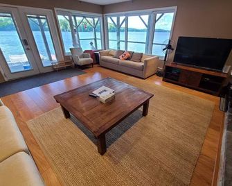 Cottage on the lake! Beautiful 4 bedroom + 3 bath! - Apsley - Living room