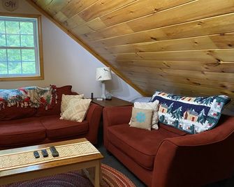 Peaceful - Private - Paradise! The Sugar Shack - Kingfield - Living room
