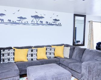 Beautifully Designed & Spacious Apartment in Newark 10mins from EWR Airport, Close to NYC and Beth Israel Hospital - Newark - Pokój dzienny