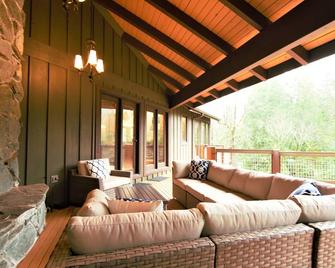 River's Edge Retreat By North Bend Escapes - Fall City - Living room
