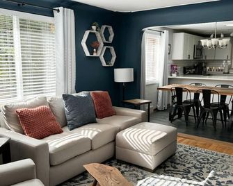 Crown Hill Retreat - Hot Tub, Yard, Parking - Lakewood - Living room