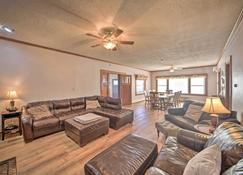 Pet-Friendly Ogallala Home about 7 Mi to Lakefront! - Ogallala - Stue