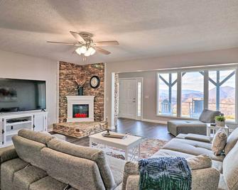 Near Hiking Trails Luxe Canton Getaway with Grill - Canton - Sala de estar