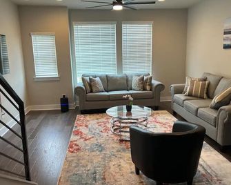 Stylish roof top townhome uptown Charlotte - Charlotte - Living room