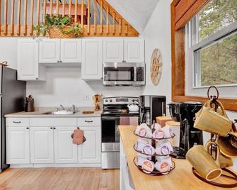 The Sage Chalet in Emerald Lakes, Poconos! - Long Pond - Kitchen