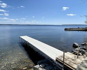 Charming Cottage On Chaumont Bay, Pet Friendly, Kayaks, Dock, Ice Fishing - Chaumont