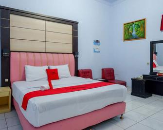 RedDoorz Plus Syariah near Stasiun Pekalongan 2 - Pekalongan - Спальня