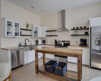 The Swiss Post Apartment B - Highland - Kitchen