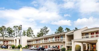 Budgetel Inn & Suites - Augusta - Building