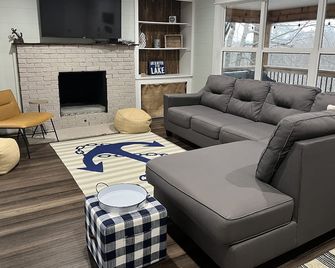 Lake Daze, Blue Cottage 1mile to Jamestown Marina with space to trailer boat. - Jamestown - Sala de estar